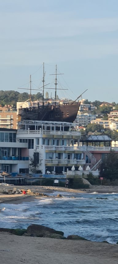 altes Schiff über einem Fischrestaurant